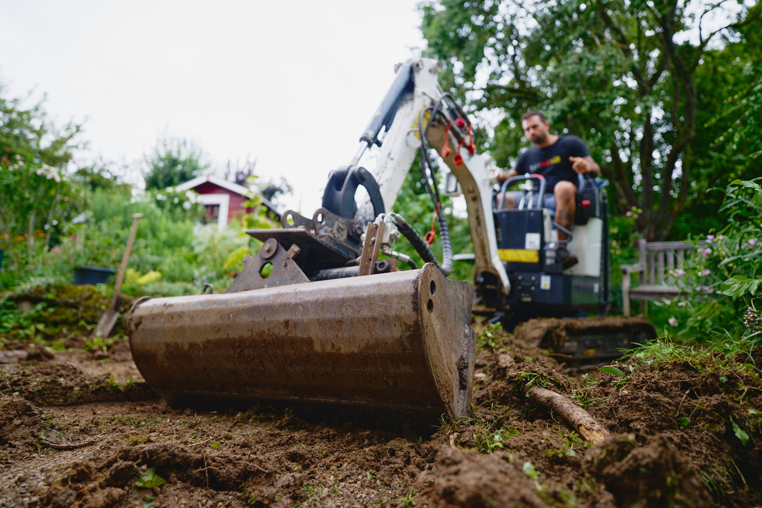 Das Team von Herrmann GaLaBau bei der Gartenarbeit